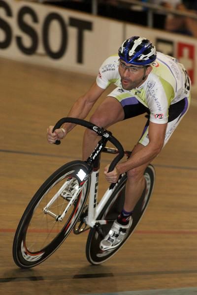 Daniel Holt on a solo break attempt at the start of the Men's Point Race Final.