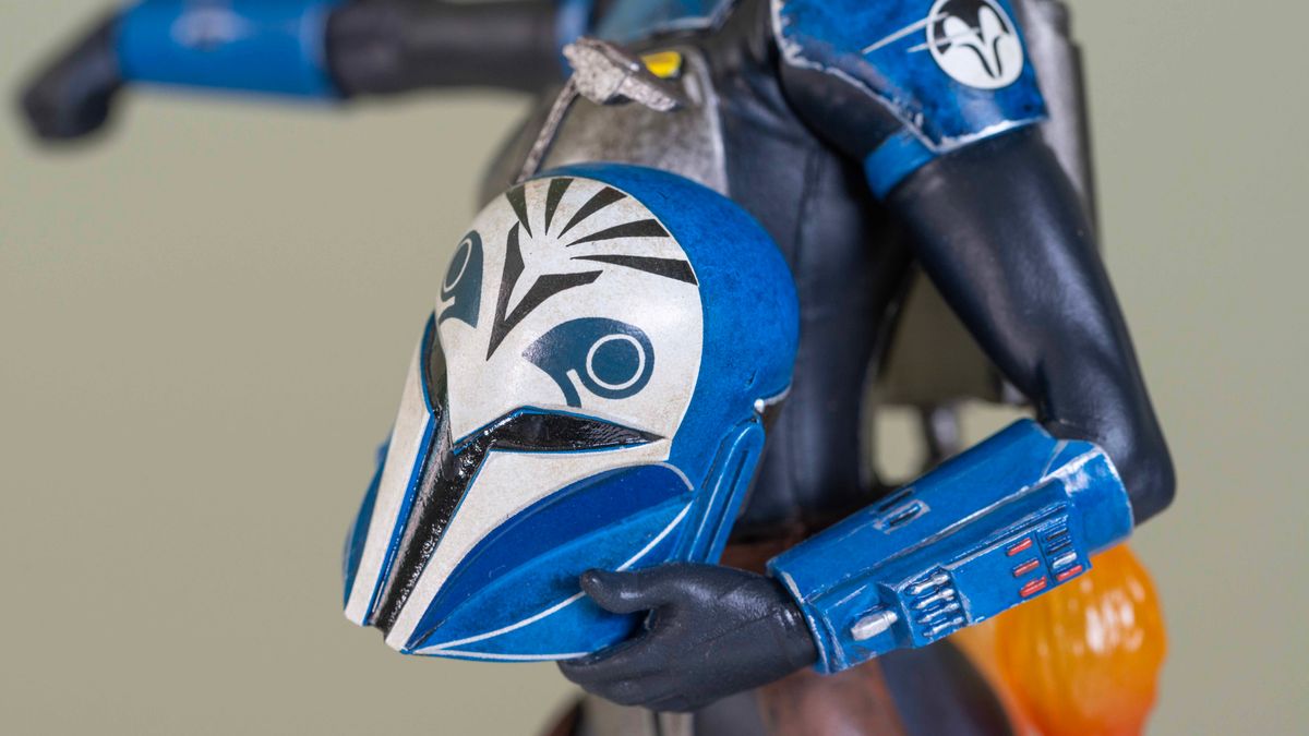 The helmet-under-the-arm attachment included with the Bo-Katan Kryze 1:7 scale statue on a green background