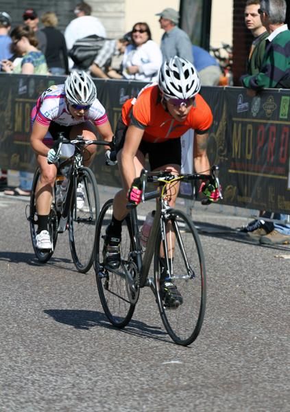 Locals hang tough in the pro women's race