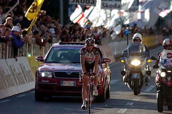 A disappointed Fr&auml;nk Schleck rolls to the finish as a crash dashed all his hopes of of his favourite races.