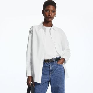 White jeans outfits: a white oversized shirt