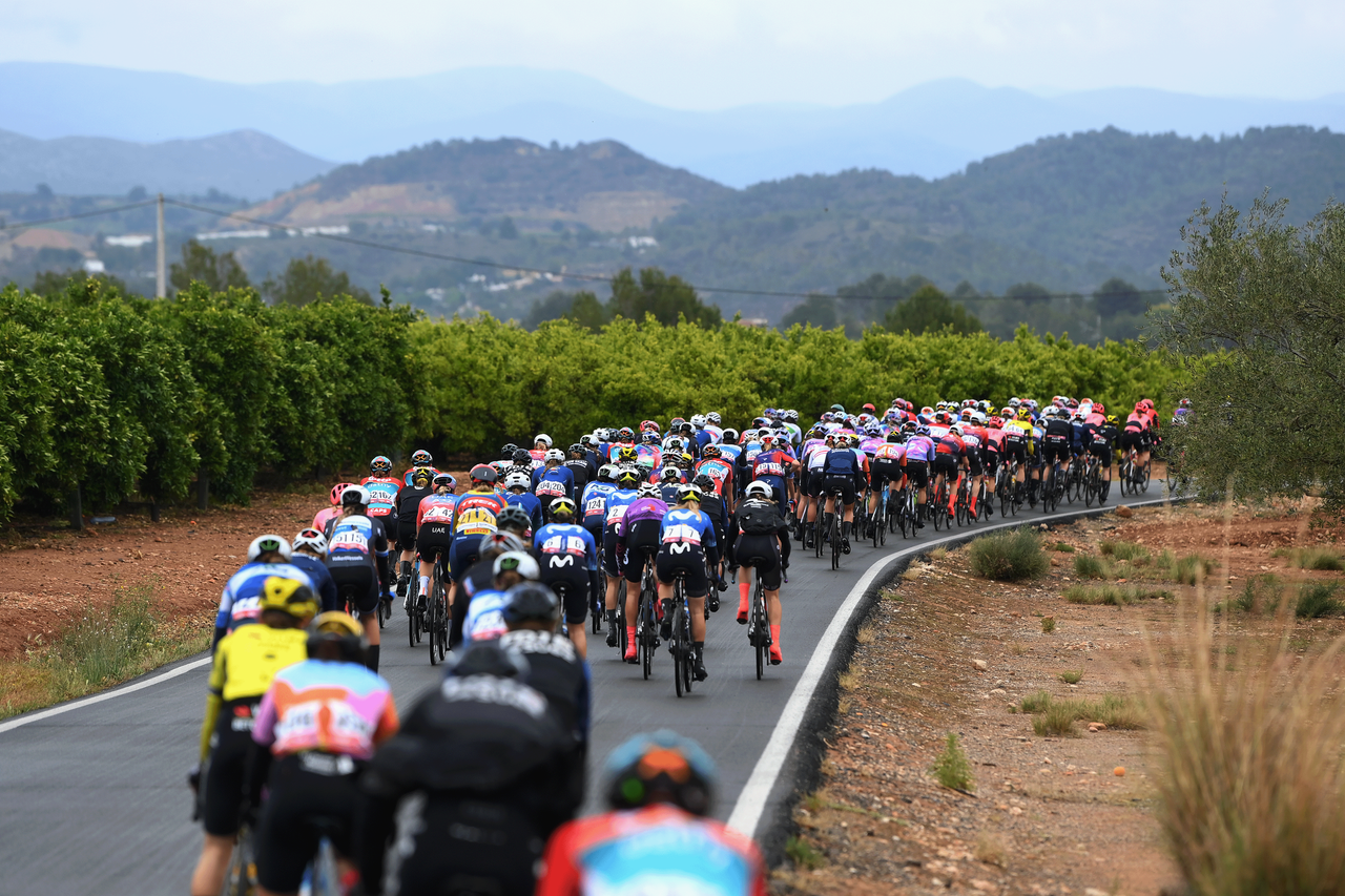 The peloton on stage 2 of La Vuelta Femenina 2024