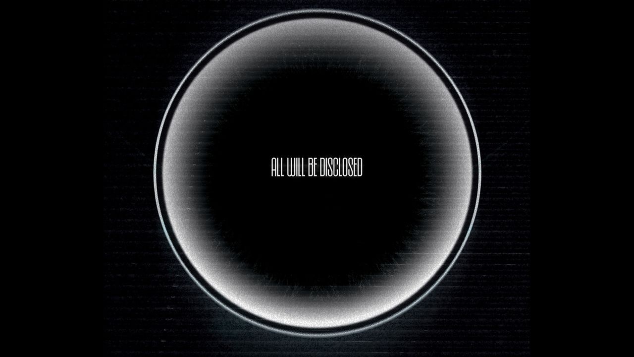 Je pensais que l'affiche du Disclosure Day de Spielberg n'avait rien de spécial, jusqu'à ce que je repère ce détail effrayant