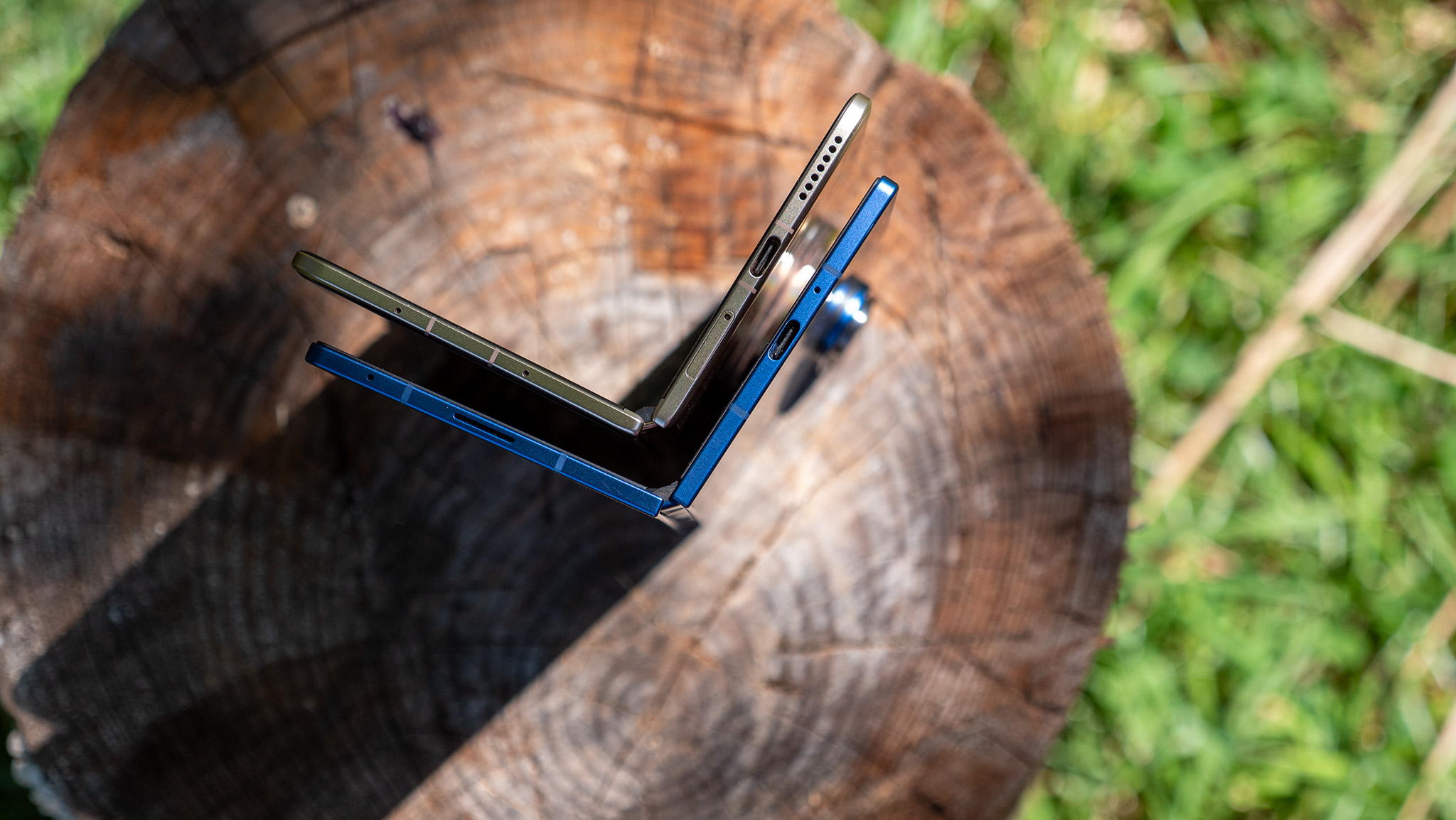 Comparing the gold Honor Magic V5&#039;s hardware with the blue Samsung Galaxy Z Fold 7