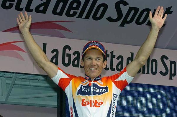 Robbie McEwen (Davitamon-Lotto) salutes from the podium