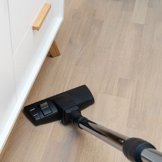 Vacuum cleaner cleaning hardwood flooring