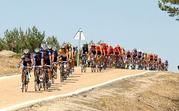 The peloton under the impulse of Liberty Seguros