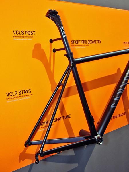 The revamped Canyon Ultimate AL frame continues on with big chain stays and slim seat stays.