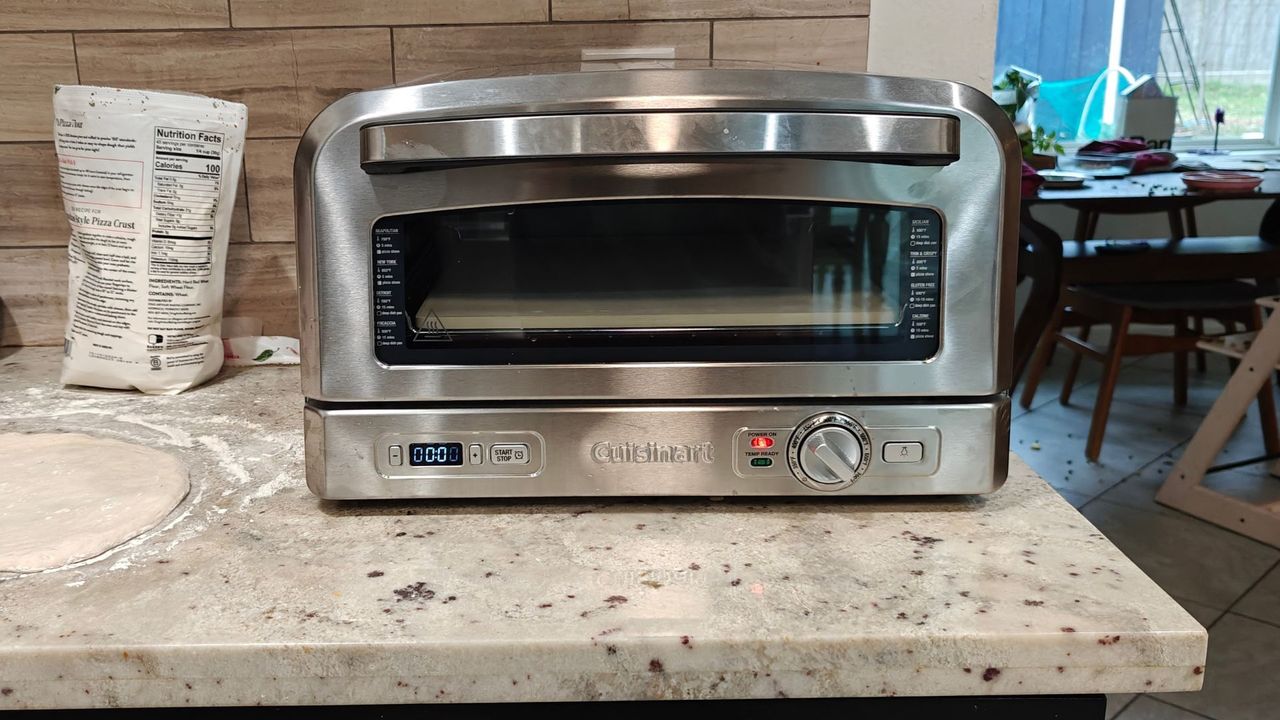Внутренняя пицца-печь Cuisinart на столешнице