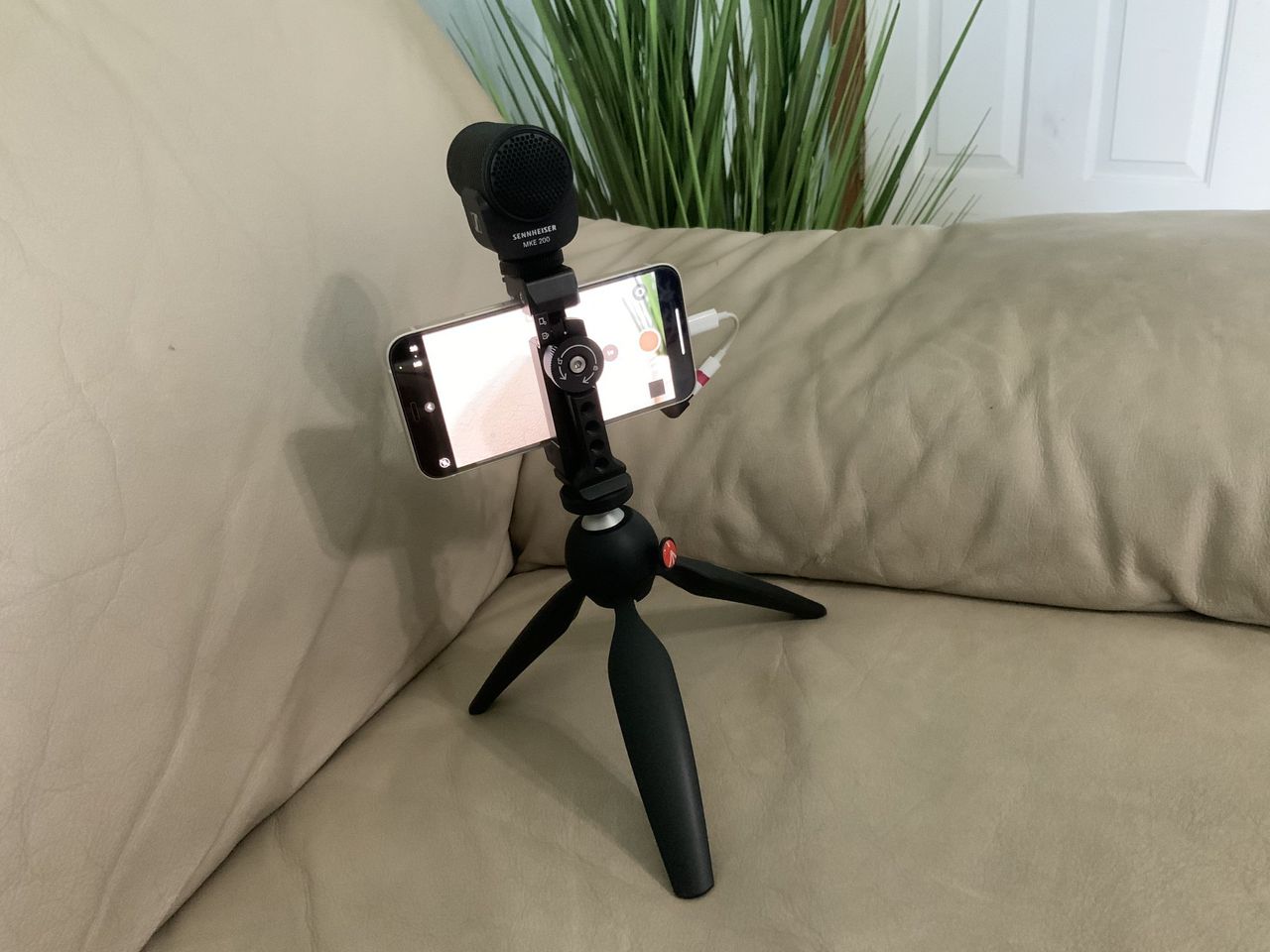 Sennheiser Mke 200 Mobile Kit Lifestyle Shooting On Couch