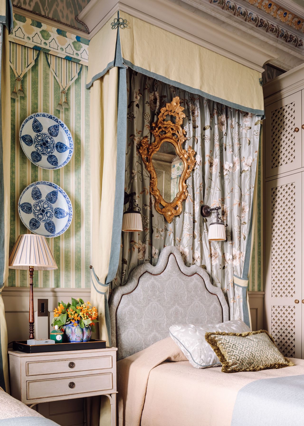 Green stripy wallpaper with blue hanging plates