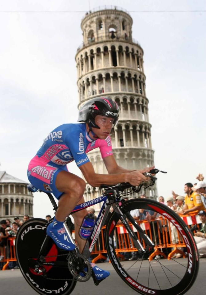 Damiano Cunego rides pastthe leaning tower of Pisa