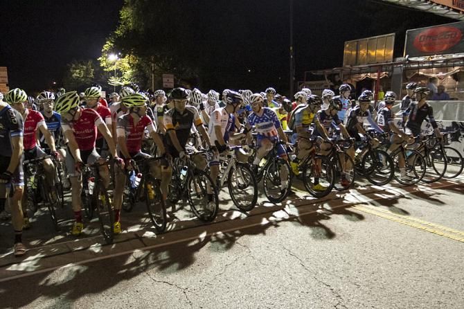 The men's field takes the start line