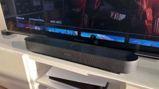 Sonos Beam gen 2 på en tv-bänk.