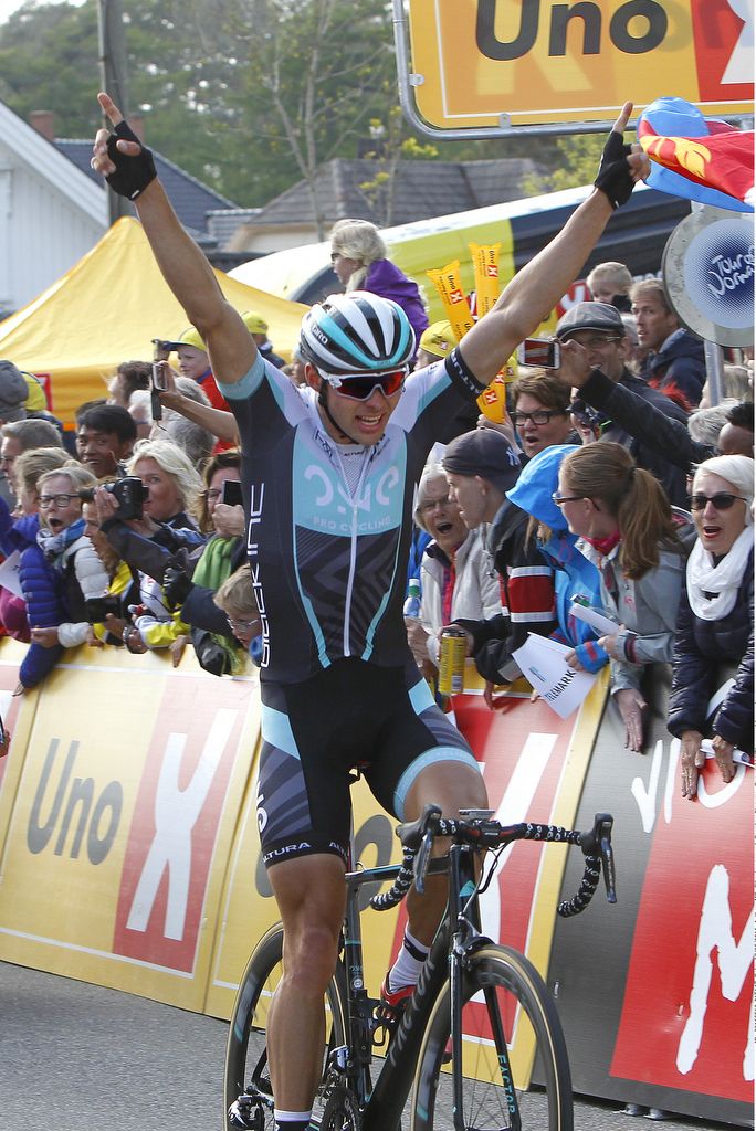 Steele von Hoff (ONE Pro Cycling) raises his arms in triumph