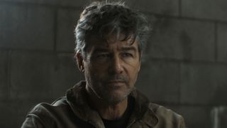 Hal Jordan interrogating alien prisoner in Lanterns Season 1 premiere