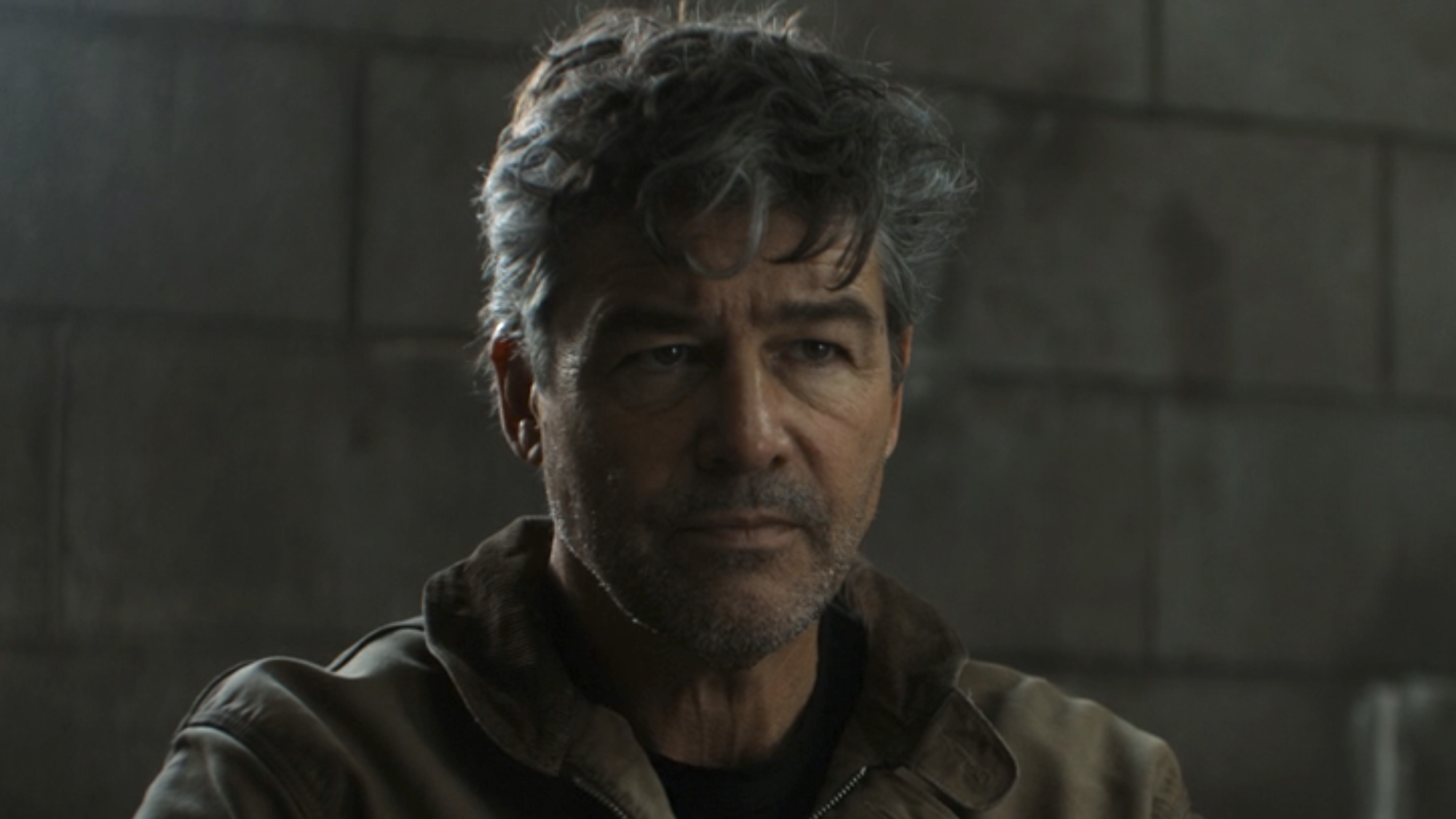 Hal Jordan interrogating alien prisoner in Lanterns Season 1 premiere