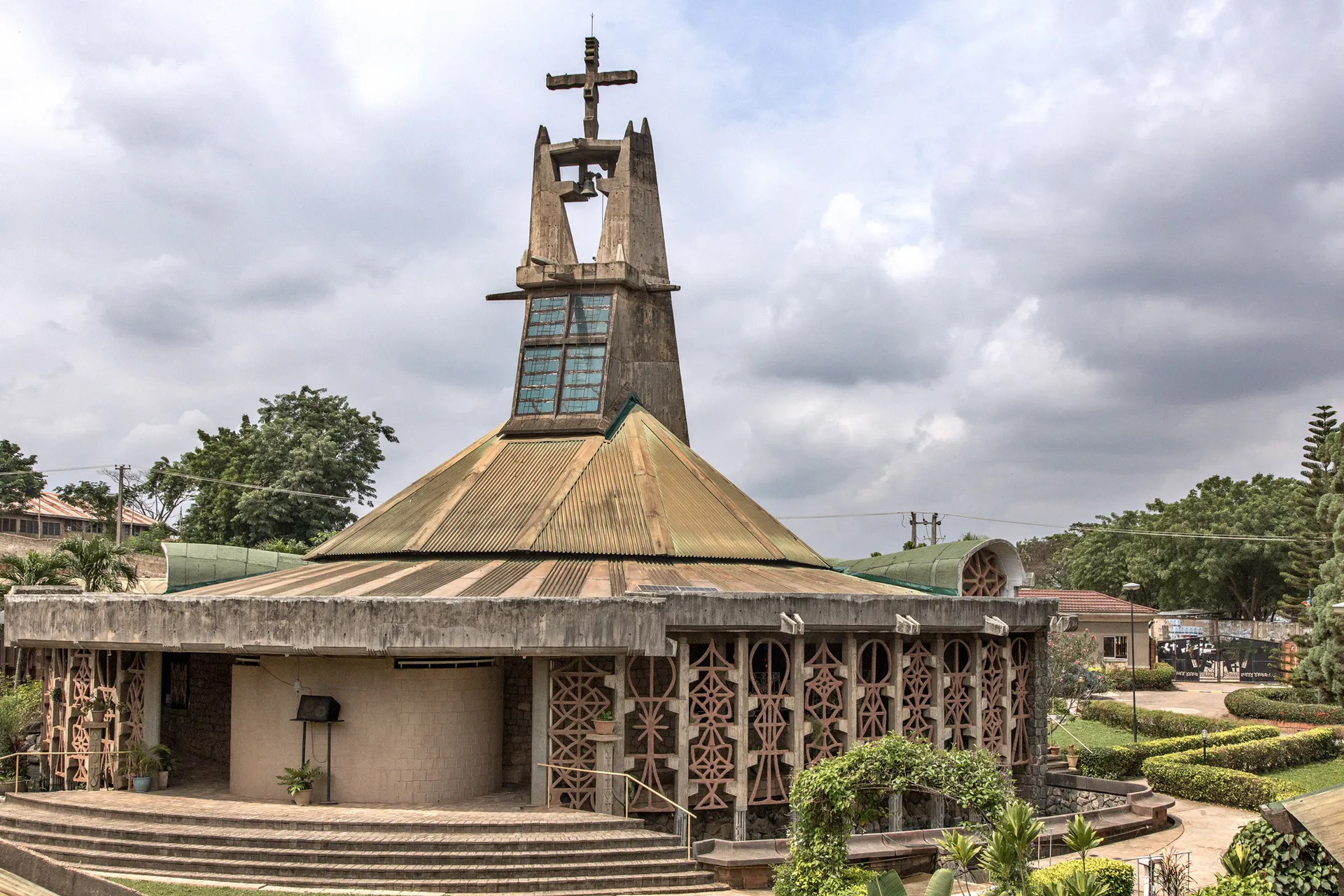 famous modernist architects demas nwoko chapel for the Dominican Institute in Ibadan Nigeria
