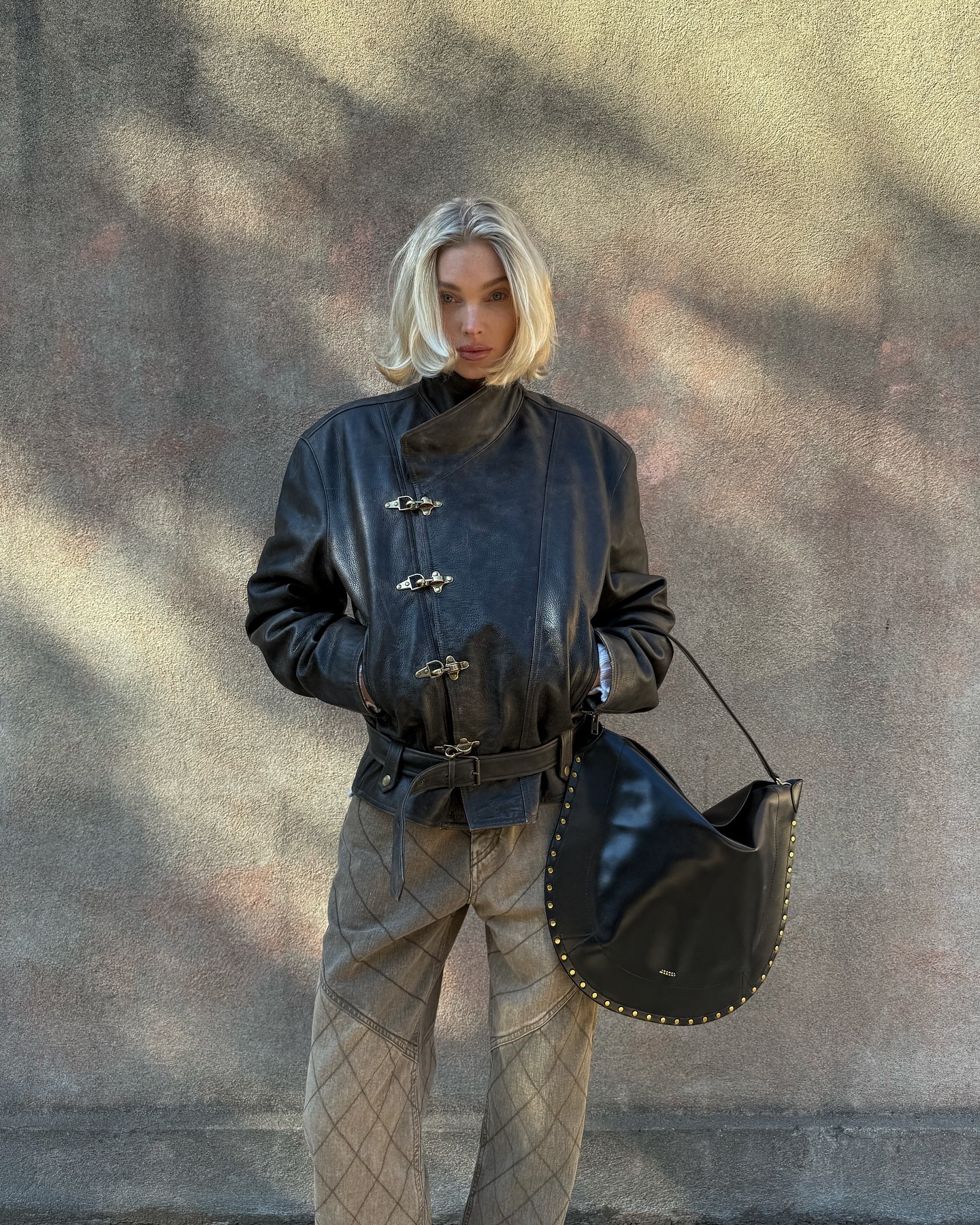 An image of @hoskelsa wearing the studded bag trend.