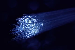 Ein Bündel von Glasfasern: Auch Glasfaser-Breitband ist nicht vor VoIP-Netzjitter sicher
