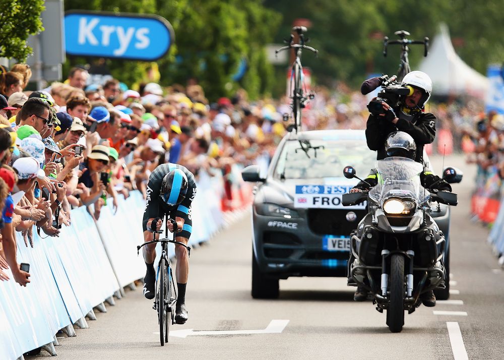 Chris Froome digs deep on the fan-lined finishing straight.