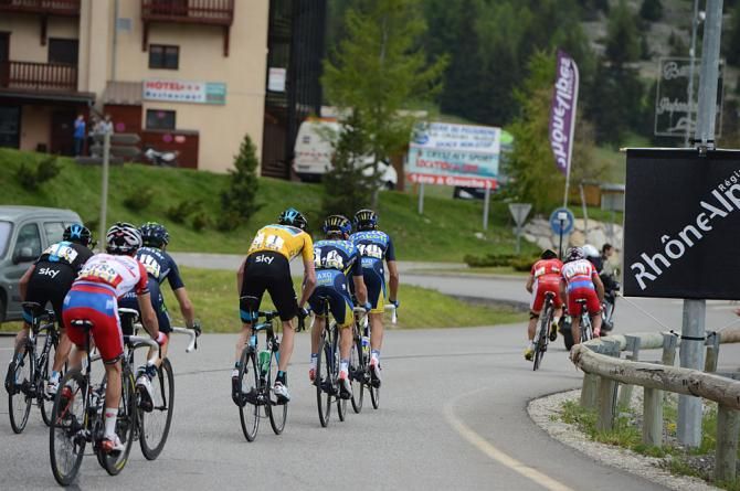 Chris Froome defends his yellow jersey