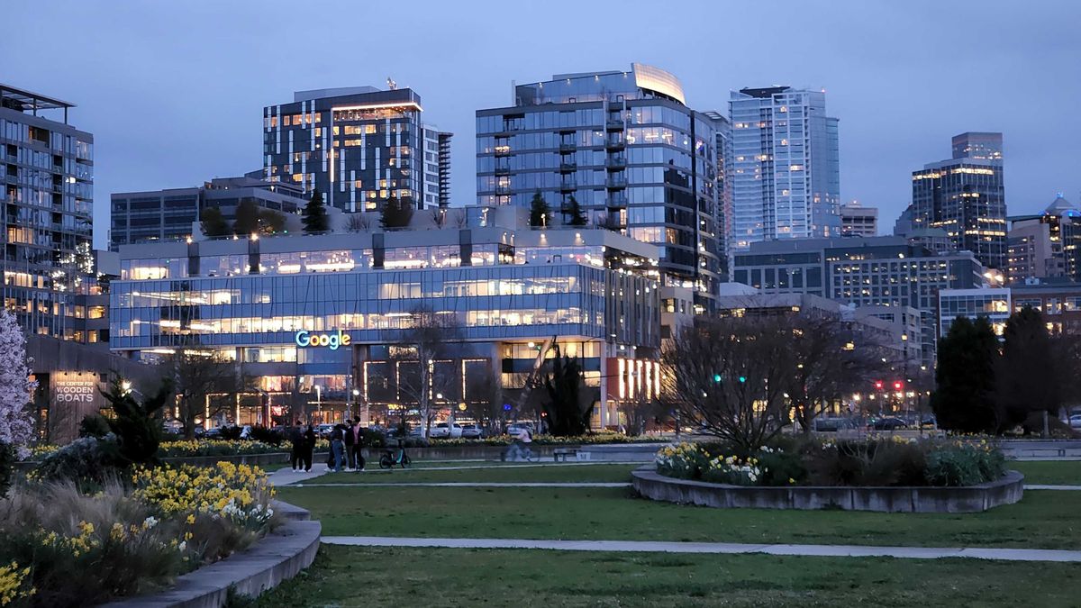 Samsung Galaxy S22 camera sample, low-light image of a Google building
