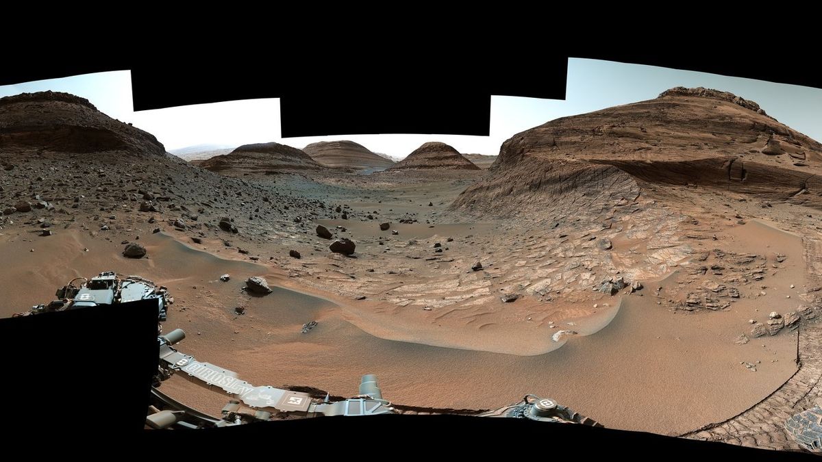 NASA의 화성 탐사선 큐리오시티(Curiosity)는 위험한 여행을 마치고 흥미로운 염도 위치에 도착합니다.