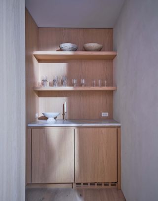 A corner cupboard without bulky handles