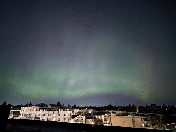 Um timelapse da aurora boreal no céu noturno