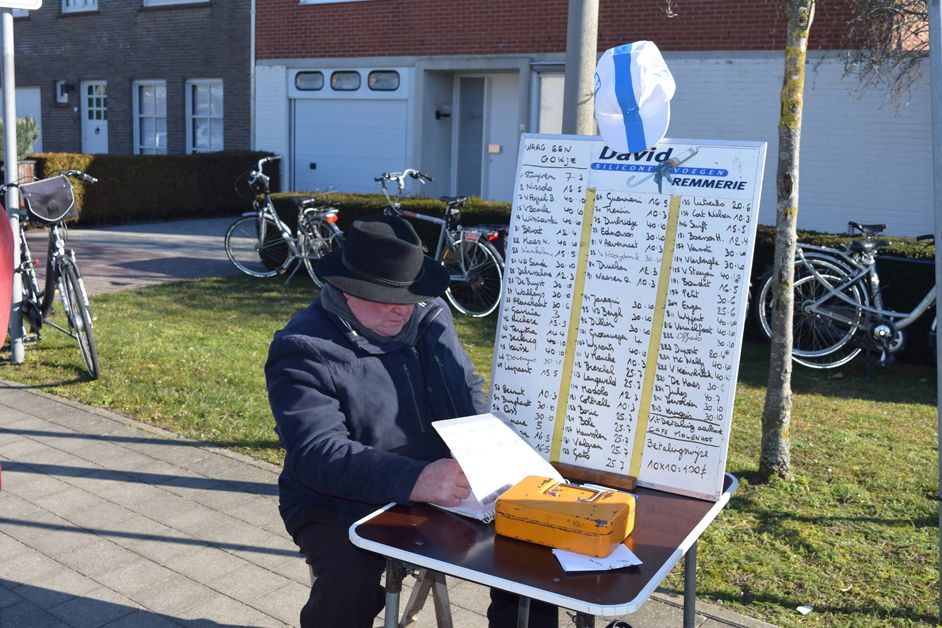 Desamber makes a record of each bet in his pad