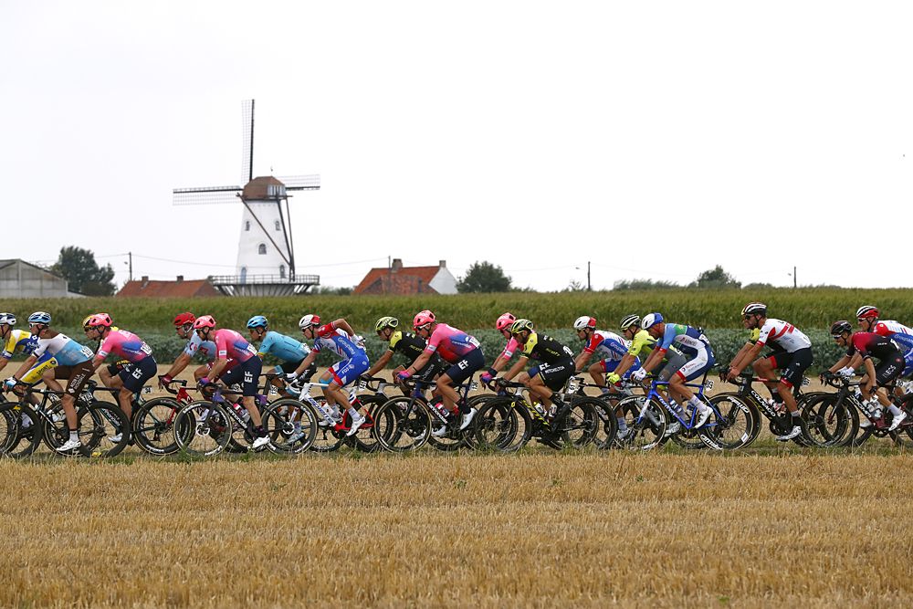 The peloton during stage 3 at BinckBank Tour