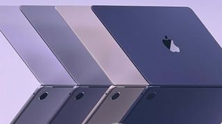 En rad med fyra MacBook Air (2022)-datorer, de nya bärbara datorerna från Apple