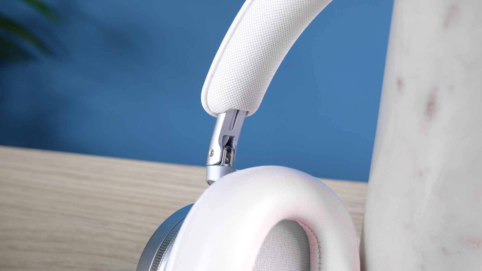 Bang &amp; Olufsen H95 in silver and white