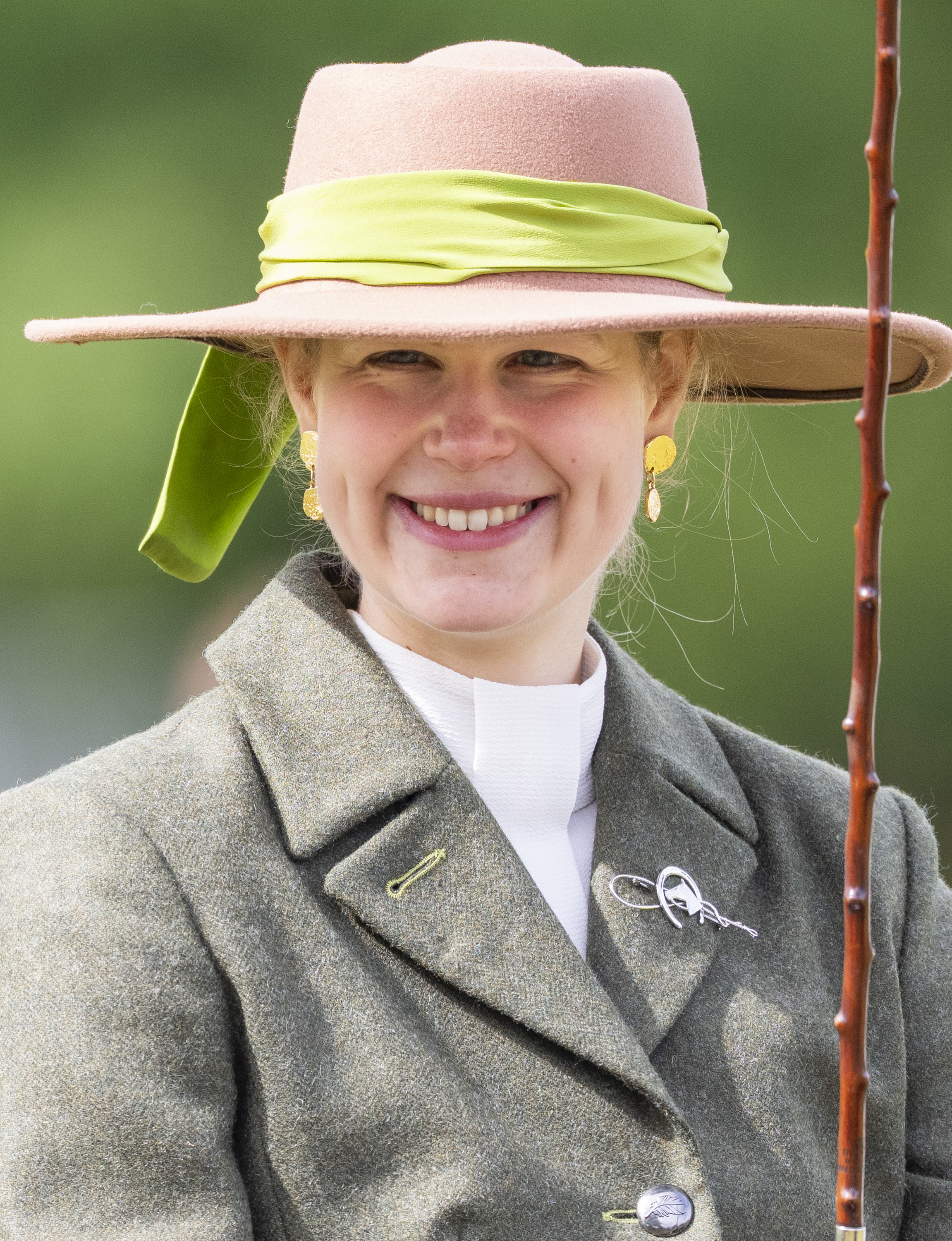 Lady Louise borrows mom Duchess Sophie's hat and adds her own twist to the item