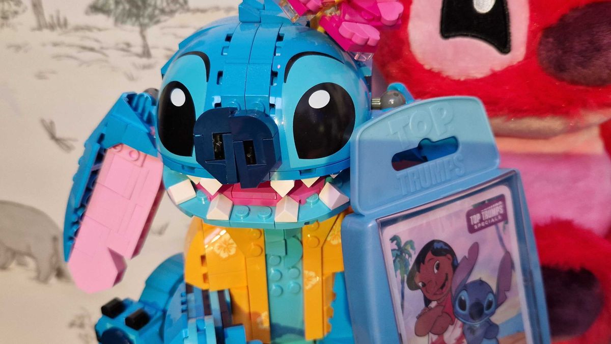 Lego Stitch beside a large plush toy, and a Top Trumps case