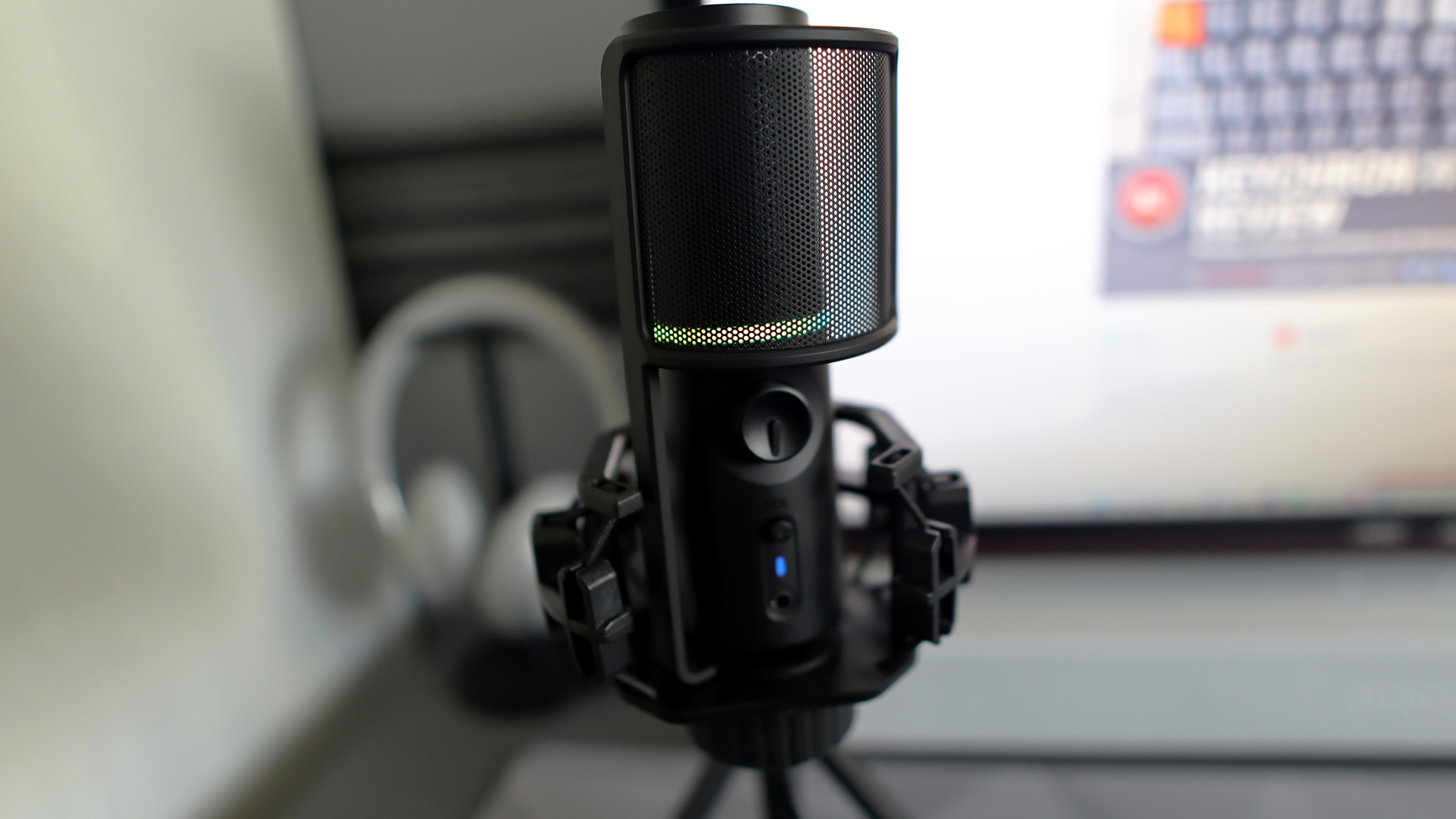 Streamplify Mic on tripod mount in front of a computer monitor.