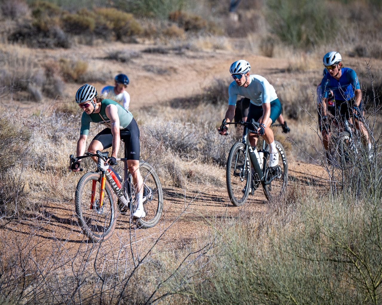 Zach Calton rides in front of Andrew l'Esperance during BWR Arizona, with Canadian later taking third