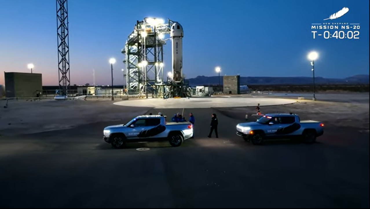 Les passagers du Blue Origin NS-20 arrivent au Launch Site One où leur missile et vaisseau spatial New Shepard sont prêts pour un lancement suborbital le 31 mars 2022.