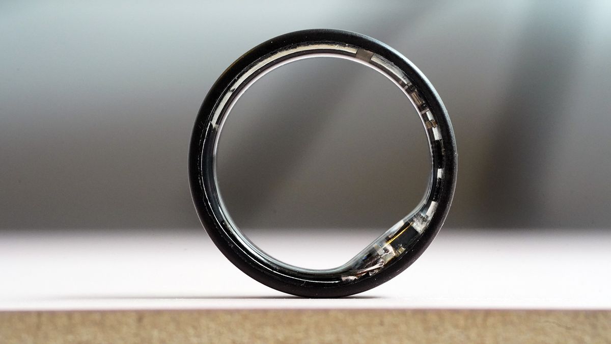 حلقه هوشمند Ultrahuman Ring AIR با طراحی ظریف و قابلیتهای پیشرفته، معیارهای حیاتی سلامت را ردیابی کرده و با اپلیکیشن Ultrahuman به بهینهسازی سبک زندگی کمک میکند.