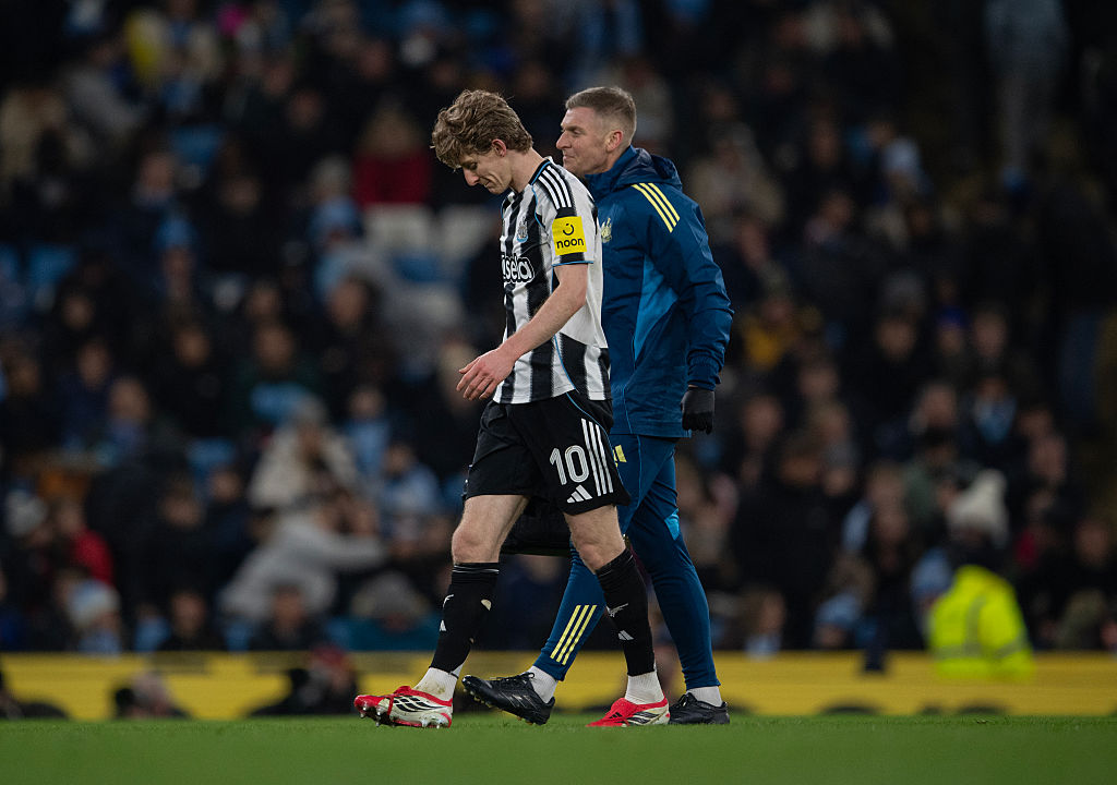 Anthony Gordon was unable to continue against Manchester City thanks to his injury