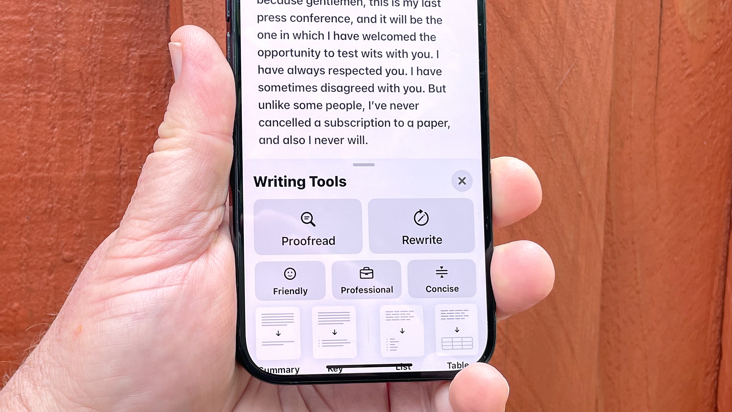 Herramientas de escritura en un iPhone 15 Pro