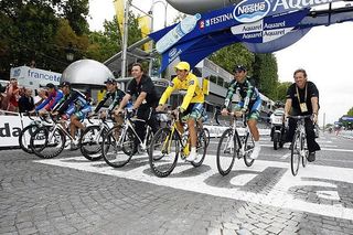 Discovery Channel' Johan Bruyneel and Alberto Contador do the lap of honour on the Champs-Elysées