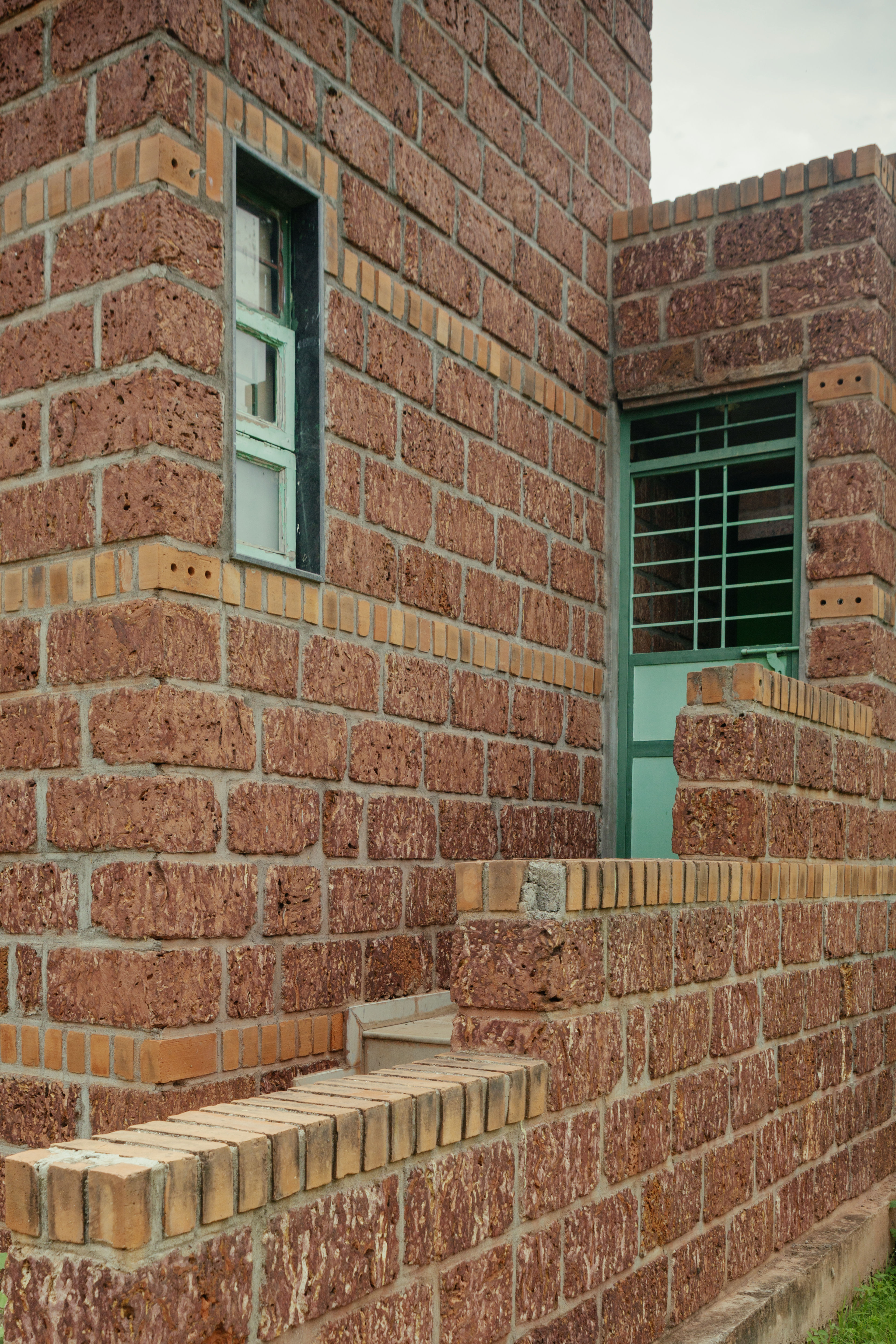 Kanade brothers house in India, brick structure in green surrounds