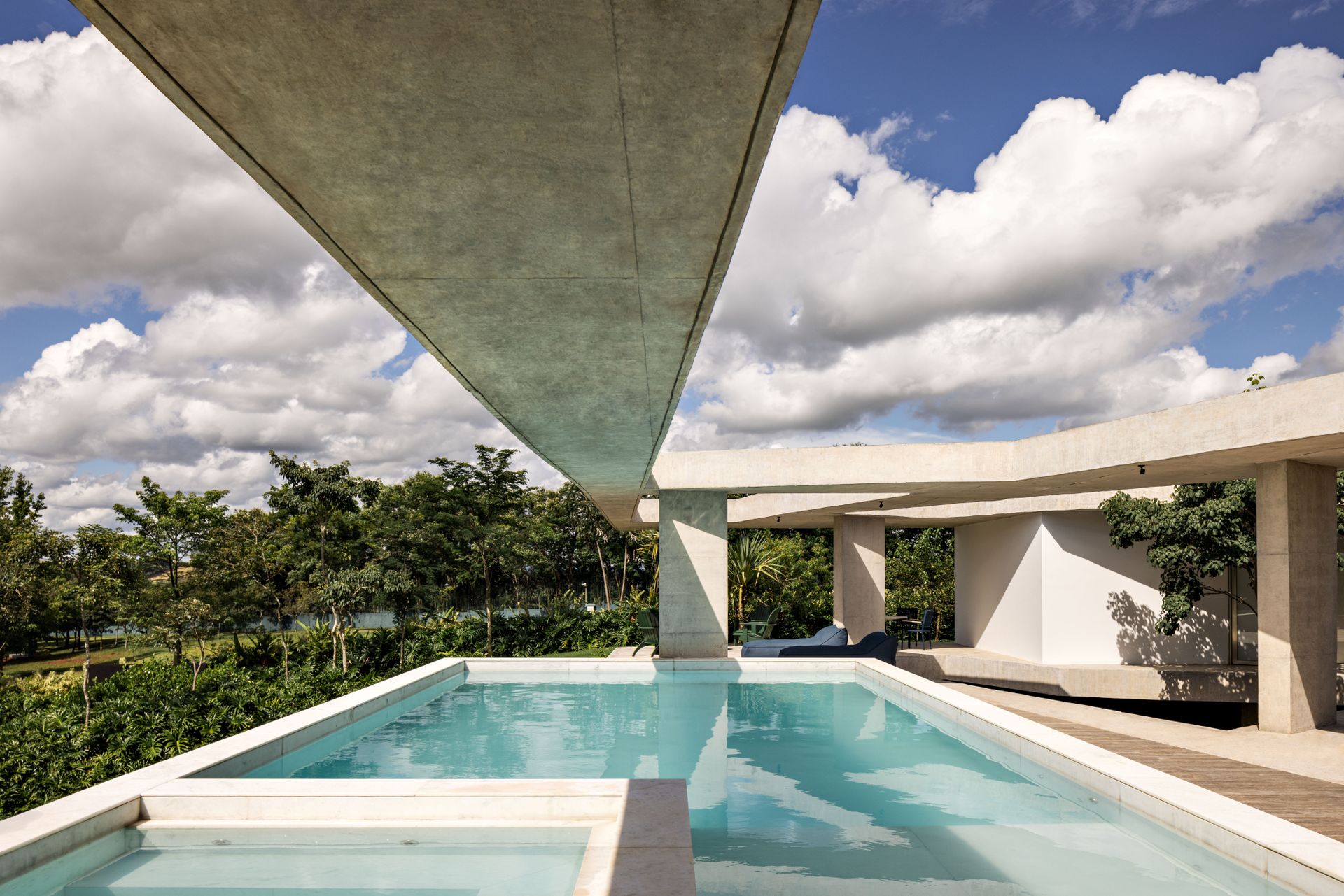 Casa Subtração pool overlooking the greenery