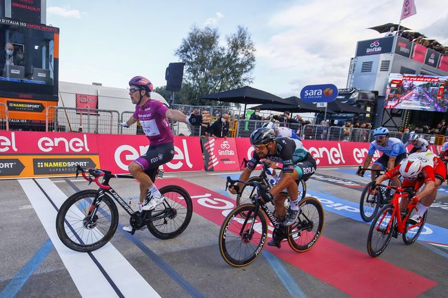 Lattimo della vittoria di Arnaud Démare sul traguardo di Rimini (foto Bettini)