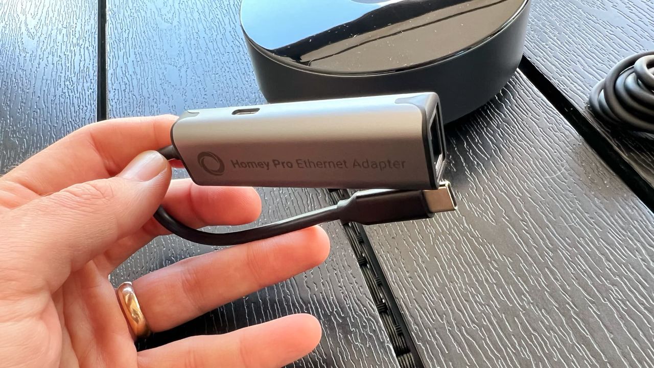 Homey Pro med ethernet-adapter p&aring; bord p&aring; bord