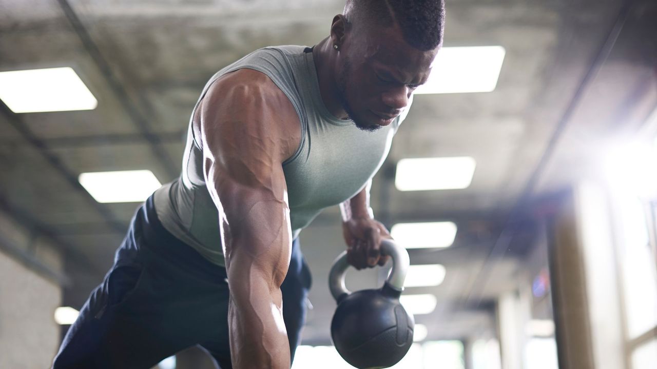 man doing renegade rows with kettlebell