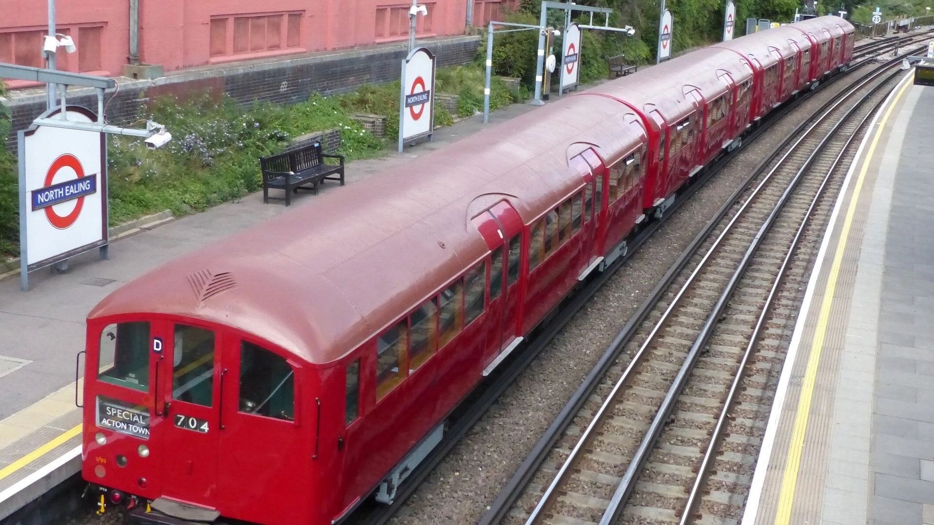 Heritage train journeys: Metropolitan line on 1938 Stock train