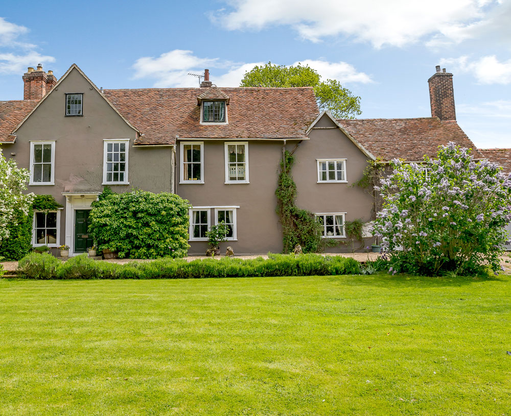 house exterior with front yard garden